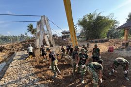 TNI menargetkan pembangunan jembatan gantung di Tukka rampung Februari