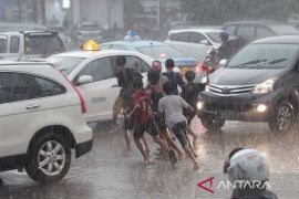 Dokter: Langsung mandi air hangat setelah kehujanan