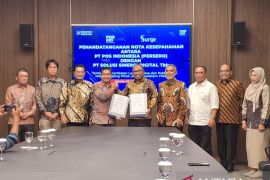Pos Indonesia dan Surge menandatangani MoU penyediaan internet murah