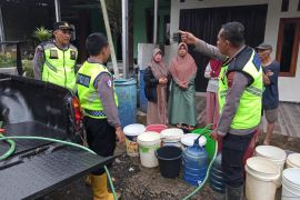 Kendaraan dinas Polsek Purbalingga bantu distribusi air bersih