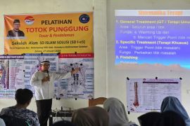 SD Islam Solusi latih puluhan peserta Totok Punggung