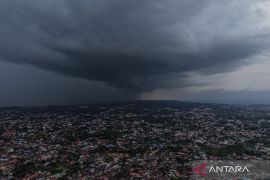 BMKG prakirakan hujan dan hujan petir dominasi guyur kota besar