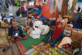 Pengungsi bertahan di bangunan bekas kandang sapi Page 2 Small