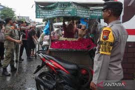 Satpol PP Jakut tindak 57 gerobak dan 15 motor parkir di trotoar