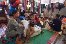 Pengungsi bertahan di bangunan bekas kandang sapi