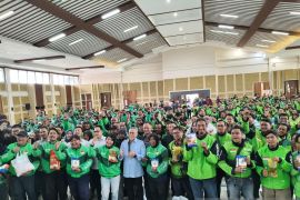 Zulkifli Hasan hadiri pembagian sembako pada ratusan ojek daring