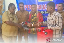 Gubernur Kambu serahkan bantuan 17 perahu dan mesin tempel untuk nelayan