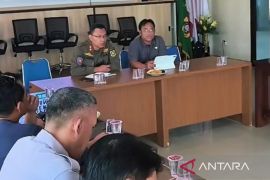 Satpol PP tertibkan PKL Leuwiliang kedepankan pendekatan persuasif dan dialogis