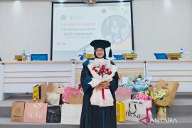 Desy Purwasih pemuda Mantewe raih gelar doktor dengan IPK sempurna