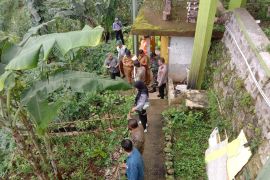 Polisi pasang garis pembatas mencegah risiko longsor di Teras Kamojang