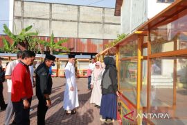 Pemkab Aceh Barat salurkan bantuan alat usaha bagi masyarakat