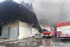 Damkarmat kerahkan 150 personel dan 20 armada padamkan pabrik terbakar