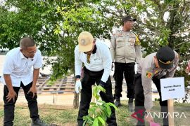 Polda Jambi dukung penanaman 201.274 pohon secara serentak