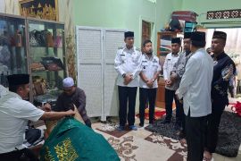 Wabup Bartim periode 2013--2018 meninggal, Bupati beserta sejumlah pejabat melayat