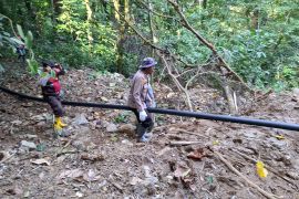 Polri bantu perbaikan pipa jaringan Pamsimas bagi warga Maninjau Agam