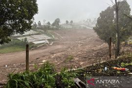 Cuaca buruk, Tim SAR hentikan sementara pencarian korban longsor Cisarua