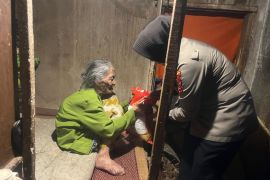 Polres Garut bagikan beras untuk masyarakat kurang mampu