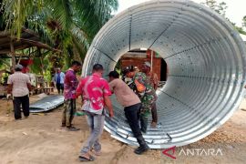 Relawan Madura bangun jembatan untuk korban bencana di Aceh Timur