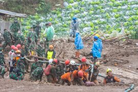 Longsor Cisarua - 53 kantong jenazah berhasil dievakuasi
