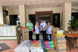 Dinsos berikan bantuan alat kebersihan rumah untuk warga terdampak banjir