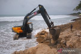 Tergerus abrasi, pantai Kuta bali dipasangi batu penahan gelombang laut