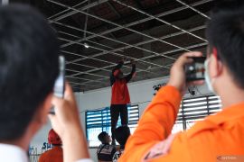 Plafon kelas SMP Negeri 60 Surabaya runtuh