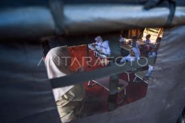 Siswa belajar di dalam kelas darurat di Agam