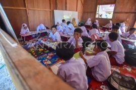 Siswa belajar di dalam kelas darurat di Agam Page 4 Small