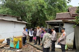 Polisi bantu koordinasi penanganan rumah roboh di Tangerang