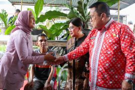 Wesly beri semangat kepada penyandang disabilitas korban pengeroyokan