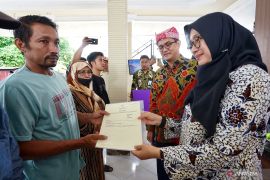 Bupati Banyuwangi serahkan 186 sertifikat tanah nelayan Program Sehat