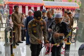 Kapolres HST-Wabup potong pita resmikan gedung baru Polsek Limpasu