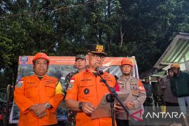 Tim SAR gabungan mengevakuasi dua jenazah korban longsor Cisarua hari Kamis ini