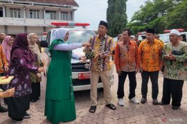 Bupati Situbondo distribusikan mobil ambulans ke ponkesdes dan pustu
