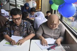 Penyadang disabilitas netra belajar membaca dan menulis braille