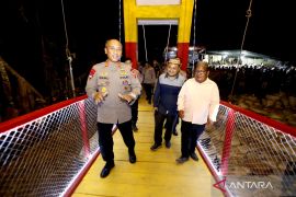Brimob Polda Gorontalo selesai perbaiki jembatan gantung di Pulubala