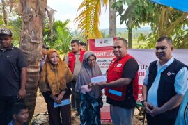 PMI Banten salurkan bantuan tunai untuk 169 kepala keluarga korban banjir Aceh Utara