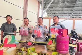Polres Batang Hari tangkap tiga pelaku diduga pengoplosan gas elpiji