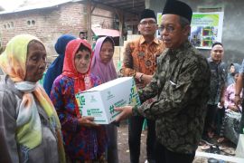 Baznas Probolinggo salurkan ribuan paket sembako dan mushaf Al Quran