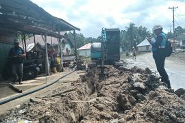 PT HK percepat galian pipa air bersih menuju huntara Kayu Pasak Agam