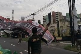 Satpol PP Bantul menertibkan ratusan spanduk dan rontek melanggar perda