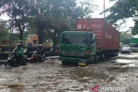 Daan Mogot macet parah saat banjir disebabkan banyak sepeda motor lawan arah
