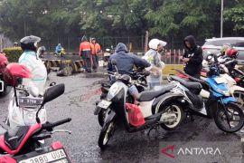 Puluhan motor mogok akibat terobos banjir di Jalan DI Panjaitan Jaktim