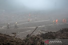 Operasi pencarian korban bencana longsor Cisarua terkendala cuaca
