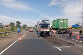 Astra Tol Tamer percepat perbaikan jalan rusak akibat cuaca ekstrem