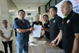 Peter Layardi kembalilan berkas pendaftaran Calon Ketua Umum PB PTMSI