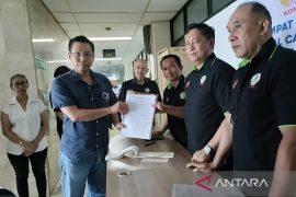 Peter Layardi kembalilan berkas pendaftaran Calon Ketua Umum PB PTMSI