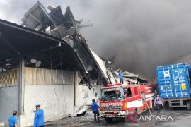 Tiga personel Damkar  terluka saat padamkan pabrik sandal terbakar di Medan