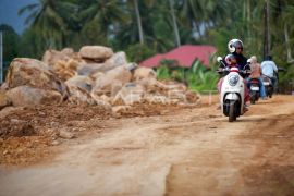 Penanganan jalan amblas pascabencana di Padang Pariaman Page 2 Small