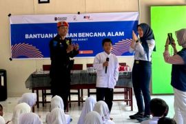 KAI Divre II Sumbar bersama KAI Properti sapa sekolah terdampak bencana banjir di Batang Anai